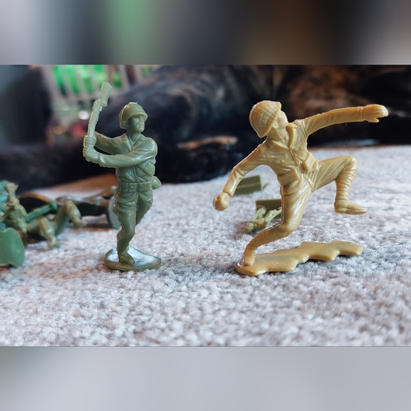 Vintage 30pc mixed plastic toy soldiers - Picture 4 of 4